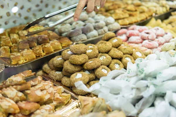 Mano Una Mujer Recogiendo Pasteles Marroquíes Caseros Exhibidos Mercado Alimentos —  Fotos de Stock