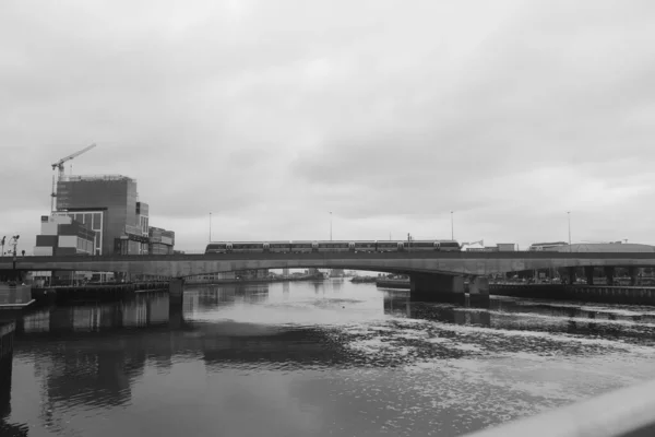 Una Toma Blanco Negro Canal Puente Sobre Fondo Ciudad — Foto de Stock