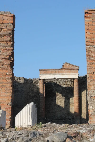 晴れた日の古代の建物の遺跡 — ストック写真
