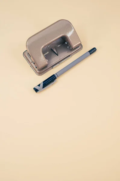 Ένα Κοντινό Πλάνο Ενός Στυλό Διαρκείας Και Μια Τρύπα Puncher — Φωτογραφία Αρχείου