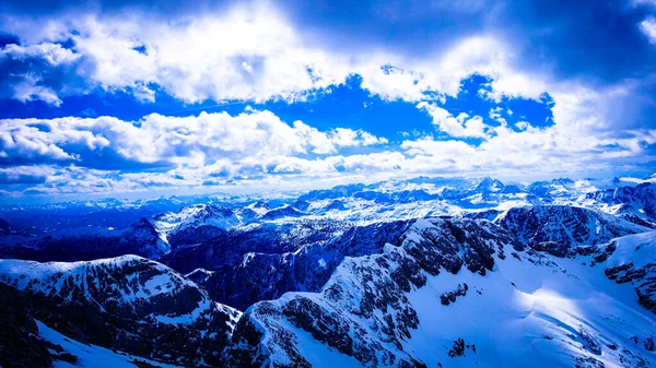 Een Prachtig Uitzicht Besneeuwde Bergen — Stockfoto