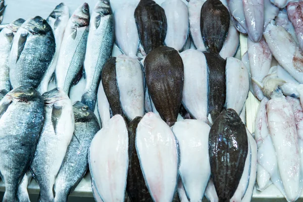 Peixes Frescos Exibidos Mercado Alimentar Tradicional Sola Sargo Lula Mar — Fotografia de Stock