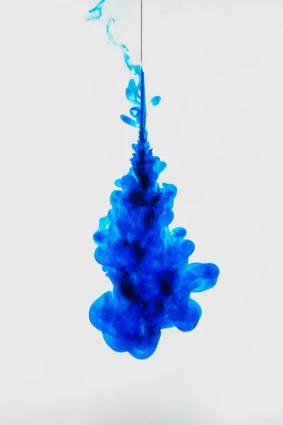 Een Verticaal Shot Van Blauwe Inkt Geïsoleerd Een Witte Achtergrond — Stockfoto