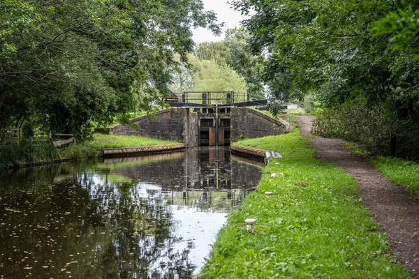 Uma Bela Vista Canal Montgomery Cercado Por Árvores Verdes Shropshire — Fotografia de Stock