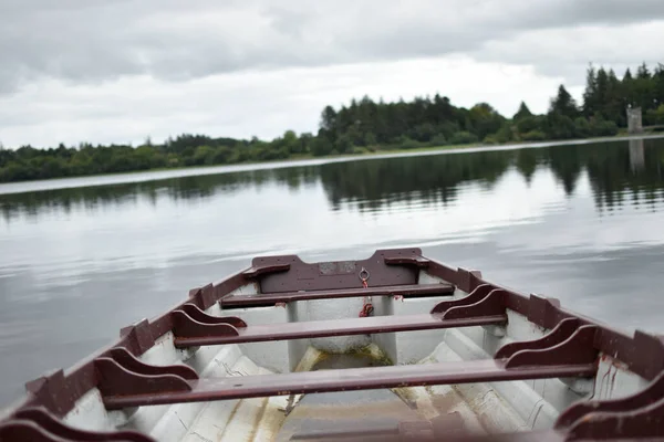 Pemandangan Indah Dari Sebuah Perahu Danau Dengan Latar Belakang Yang — Stok Foto