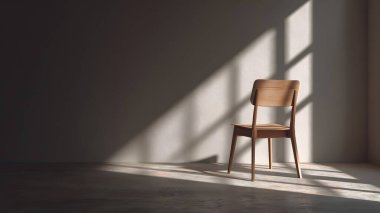 Zarif ahşap bir sandalye, doğal ışıkla aydınlatılmış bir odada tek başına durur. Sanatsal ve rahatlatıcı bir gölge kontrastı yaratır..