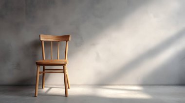 Zarif ahşap bir sandalye, doğal ışıkla aydınlatılmış bir odada tek başına durur. Sanatsal ve rahatlatıcı bir gölge kontrastı yaratır..