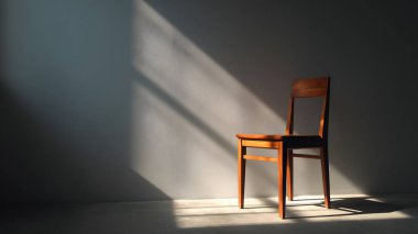 Zarif ahşap bir sandalye, doğal ışıkla aydınlatılmış bir odada tek başına durur. Sanatsal ve rahatlatıcı bir gölge kontrastı yaratır..
