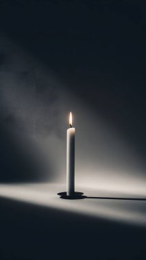 Yalnız beyaz bir mum, koyu bir arka planda parlar, dokulu bir yüzeye uzun ve dramatik bir gölge bırakır..