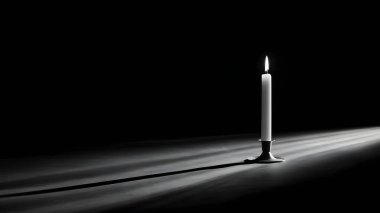 Yalnız beyaz bir mum, koyu bir arka planda parlar, dokulu bir yüzeye uzun ve dramatik bir gölge bırakır..