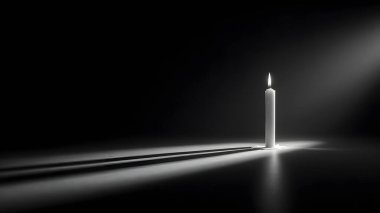 Yalnız beyaz bir mum, koyu bir arka planda parlar, dokulu bir yüzeye uzun ve dramatik bir gölge bırakır..