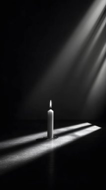 Yalnız beyaz bir mum, koyu bir arka planda parlar, dokulu bir yüzeye uzun ve dramatik bir gölge bırakır..