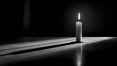 Yalnız beyaz bir mum, koyu bir arka planda parlar, dokulu bir yüzeye uzun ve dramatik bir gölge bırakır..