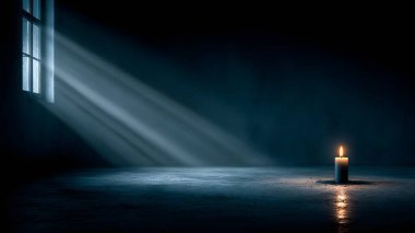 Yalnız beyaz bir mum, koyu bir arka planda parlar, dokulu bir yüzeye uzun ve dramatik bir gölge bırakır..