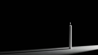 Yalnız beyaz bir mum, koyu bir arka planda parlar, dokulu bir yüzeye uzun ve dramatik bir gölge bırakır..