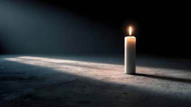 Yalnız beyaz bir mum, koyu bir arka planda parlar, dokulu bir yüzeye uzun ve dramatik bir gölge bırakır..