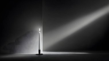 Yalnız beyaz bir mum, koyu bir arka planda parlar, dokulu bir yüzeye uzun ve dramatik bir gölge bırakır..