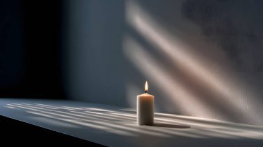 Sıcak, parıldayan bir mum desenli bir yüzeye oturur. Yakınlardaki bir pencereden geçen güneş ışığıyla güzelce aydınlatılır..