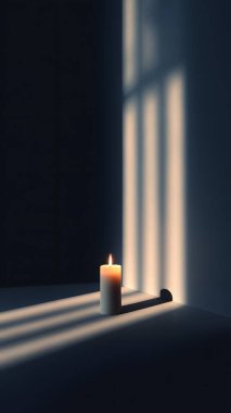 Sıcak, parıldayan bir mum desenli bir yüzeye oturur. Yakınlardaki bir pencereden geçen güneş ışığıyla güzelce aydınlatılır..