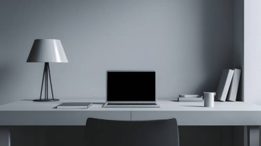 Temiz profesyonel bir masa parlak beyaz bir odada dizüstü bilgisayar içerir. Odaklanmış yaratıcı işler için mükemmel bir atmosfer yaratır..