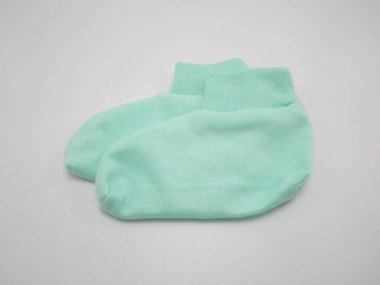 Bir çift bebek çorabı.