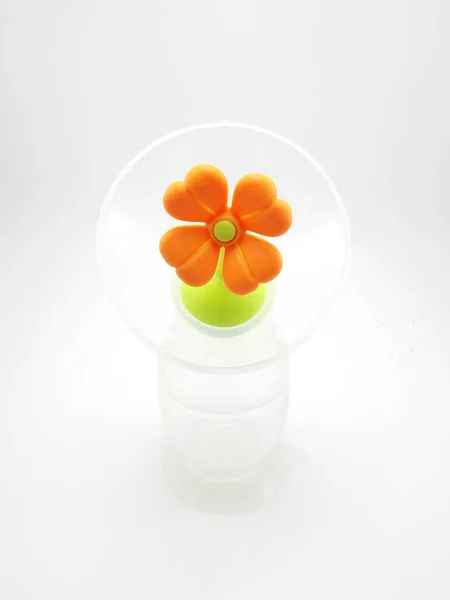 MANILA, PH - OCT 17 - 17 Ekim 2020 tarihinde Manila, Filipinler 'de çiçek durduruculu Haakaa silikon göğüs pompası.