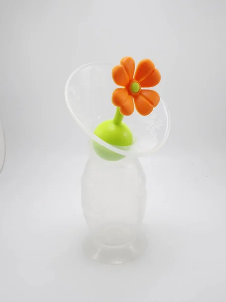 MANILA, PH - OCT 17 - 17 Ekim 2020 tarihinde Manila, Filipinler 'de çiçek durduruculu Haakaa silikon göğüs pompası.