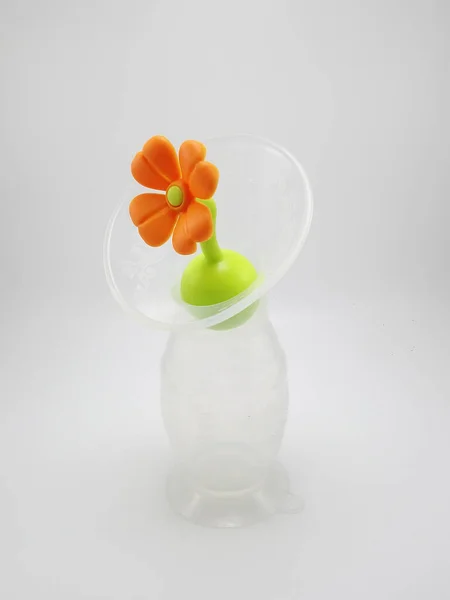 MANILA, PH - OCT 17 - 17 Ekim 2020 tarihinde Manila, Filipinler 'de çiçek durduruculu Haakaa silikon göğüs pompası.