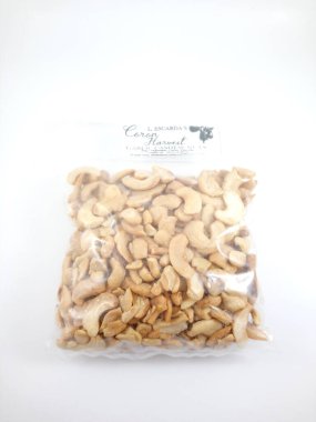 MANILA, PH - OCT 21 - 21 Ekim 2020 tarihinde Manila, Filipinler 'de sarımsaklı fındık hasadı.