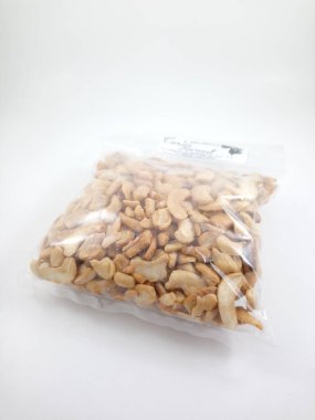 MANILA, PH - OCT 21 - 21 Ekim 2020 tarihinde Manila, Filipinler 'de sarımsaklı fındık hasadı.