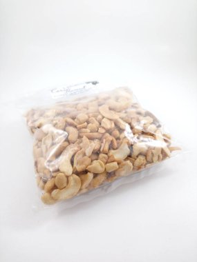 MANILA, PH - OCT 21 - 21 Ekim 2020 tarihinde Manila, Filipinler 'de sarımsaklı fındık hasadı.