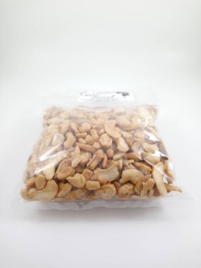 MANILA, PH - OCT 21 - 21 Ekim 2020 tarihinde Manila, Filipinler 'de sarımsaklı fındık hasadı.