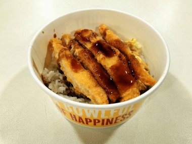 MANILA, PH - OCT 21 - McDonalds tavuk teriyaki pirinç kasesi 21 Ekim 2020 'de Manila, Filipinler' de.