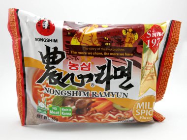 MANILA, PH - OCT 21 - Nongshim ramyun ramyun ramen hafif baharatlı erişte 21 Ekim 2020, Manila, Filipinler.