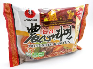 MANILA, PH - OCT 21 - Nongshim ramyun ramyun ramen hafif baharatlı erişte 21 Ekim 2020, Manila, Filipinler.