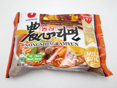 MANILA, PH - OCT 21 - Nongshim ramyun ramyun ramen hafif baharatlı erişte 21 Ekim 2020, Manila, Filipinler.