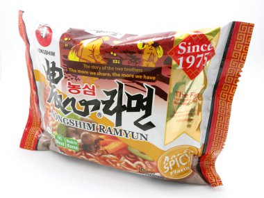 MANILA, PH - OCT 21 - Nongshim ramyun ramyun ramen hafif baharatlı erişte 21 Ekim 2020, Manila, Filipinler.