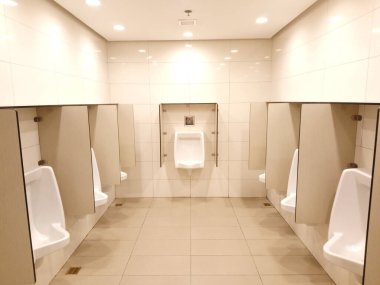 Erkeklerin rahatlama odasının içi için bölme kapaklı idrar.