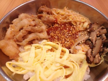 Paslanmaz çelik kasede biftek ve pirinç yemeği. 