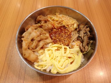 Paslanmaz çelik kasede biftek ve pirinç yemeği. 