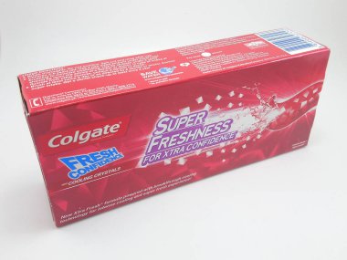 MANILA, PH - OCT 5 - 5 Ekim 2020 tarihinde Filipinler 'in Manila şehrinde Taze Baharatlı Taze Diş macunu Kutusu.