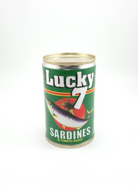 MANILA, PH - 5 Şanslı 7 sardalya konservesi 5 Ekim 2020 'de Manila, Filipinler' de.