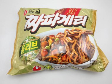 MANILA, PH-OCT 5 - 5 Ekim 2020 tarihinde Manila, Filipinler 'de Nongshim zeytinyağı eriştesi.