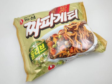 MANILA, PH-OCT 5 - 5 Ekim 2020 tarihinde Manila, Filipinler 'de Nongshim zeytinyağı eriştesi.