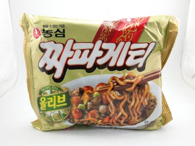 MANILA, PH-OCT 5 - 5 Ekim 2020 tarihinde Manila, Filipinler 'de Nongshim zeytinyağı eriştesi.