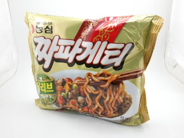 MANILA, PH-OCT 5 - 5 Ekim 2020 tarihinde Manila, Filipinler 'de Nongshim zeytinyağı eriştesi.