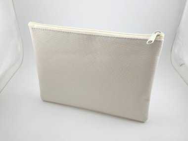 Küçük ögeleri saklamak için beyaz düz el fermuarı kullan