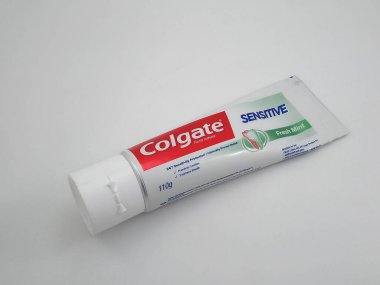 MANILA, PH - OCT 6 - 6 Ekim 2020 tarihinde Manila, Filipinler 'de Colgate hassas taze naneli diş macunu.