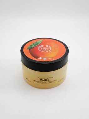 MANILA, PH - OCT 6 - 6 Ekim 2020 'de Manila, Filipinler' de kaportacı mango temizliği.