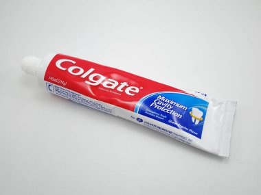MANILA, PH - OCT 6 - 6 Ekim 2020 tarihinde Manila, Filipinler 'de Colgate diş macunu tüpü.